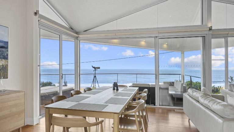 'A Beachside Getaway - 8' by HolidayCo - Bed and Breakfast Kilgra