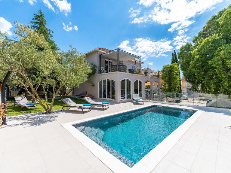 Villa B&D ZADAR for the complete pleasure of vacation !HEATED! PRIVATE POOL! Green oasis in the CENTER of ZADAR, 100m from the SEA - Chambres d'hôtes Zadar