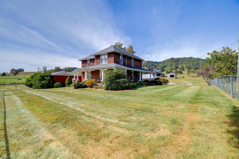 3 Mi to South Holston Lake: Home w/ Mtn Views - B&B Bristol