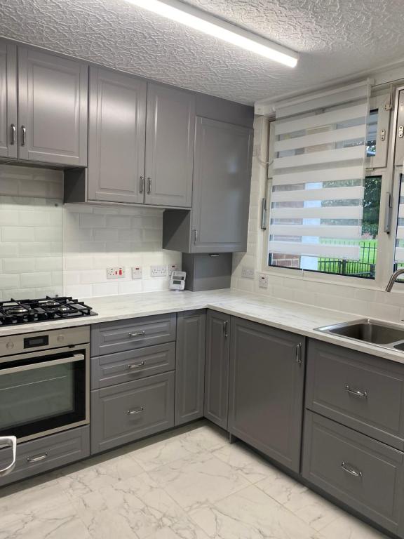 Luxury 3 Bedroom Flat with Garden - B&B London