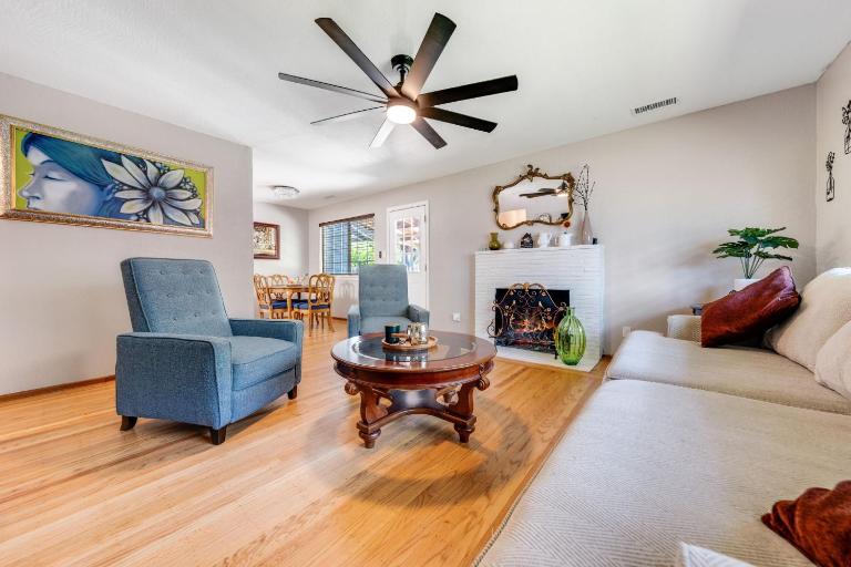 Charming 2-Bedroom Home With Private Office and Backyard - Bed and Breakfast Rancho Cordova