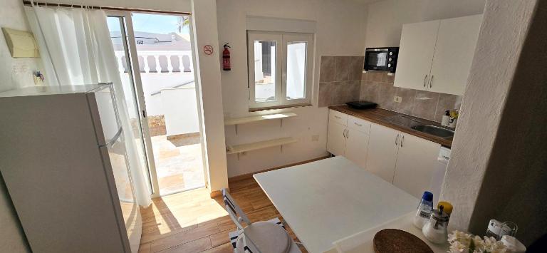 Quiet area - Terrace - Pool - Parking - Aduls only - B&B Tías