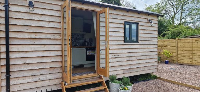 Cosy Owl - Shepherds Hut - Bed and Breakfast Longford