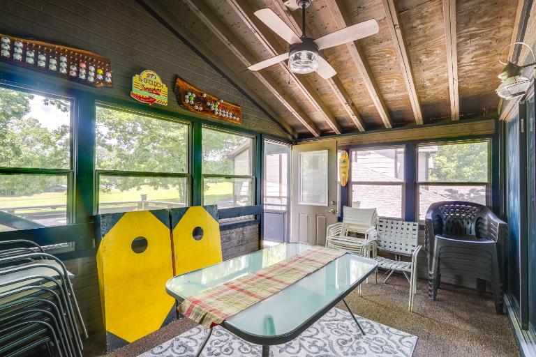 1 Mi to Margaritaville Resort: Cottage w/ Fire Pit - B&B Osage Beach