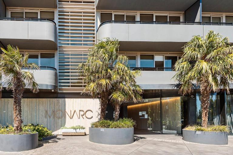 Complete Host Monarc Apartments - B&B Melbourne
