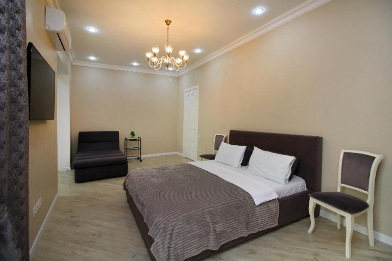 Вид на горы! 3-комнаты 2-спальни Apartments Comfort City - Chambres d'hôtes Almaty