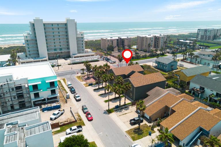 Beautiful 2 Bed 2 bath 1st Floor condo by beach with Pool - B&B South Padre Island