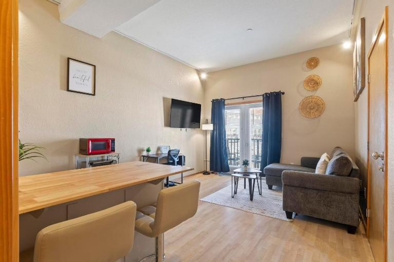 European Village King Suite Retreat: Unwind, Explore, Beach, Work! - B&B Palm Coast