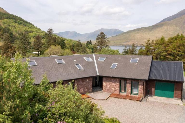 Heather Lodge with Sea and Mountain Views - B&B Leenaun