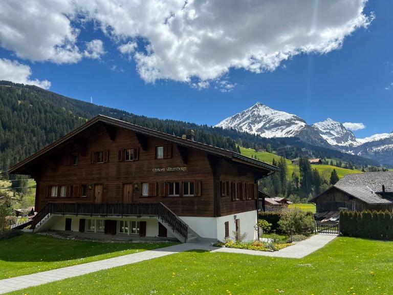 Beautiful Apartment With Stunning View - Chalet Mutthorn - B&B Gsteig