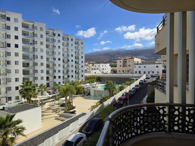 Playa Paraiso 2 Bedrooms apartment with ocean view Pool and Parking - B&B Adeje