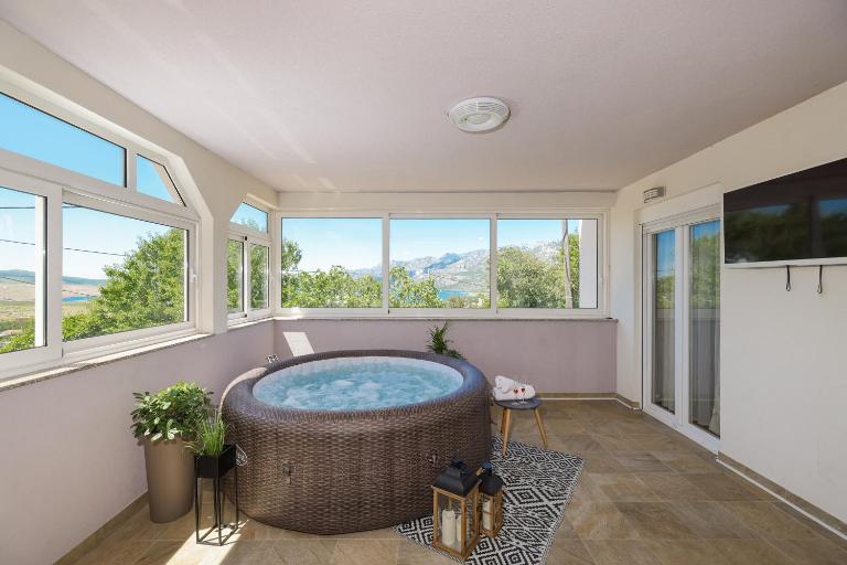 Apartment Ante with Jacuzzi & Seaview - Bed and Breakfast Rovanjska