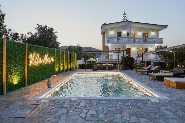 Villa Mairi - 2 private pools & Game Room near Athens - B&B Salamína