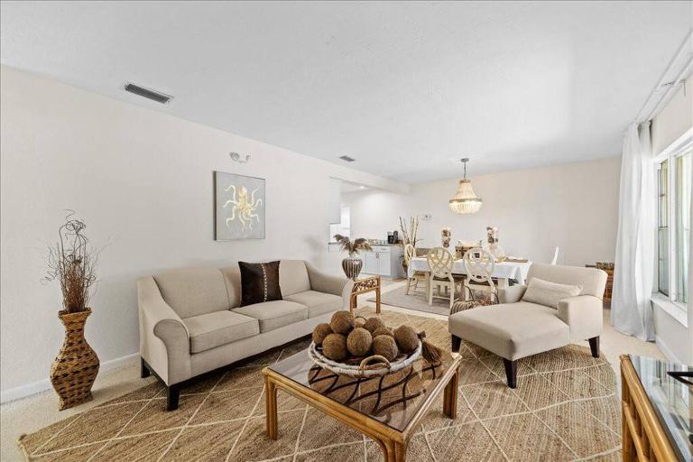 Coastal Chic Home, Walk to Beach - B&B Cocoa Beach