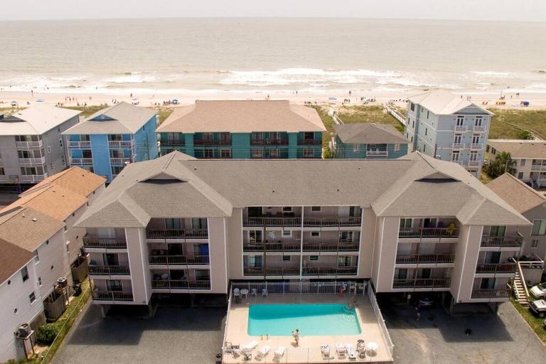 Lovely Condo, Pool, steps to beach, dog friendly, - B&B Carolina Beach