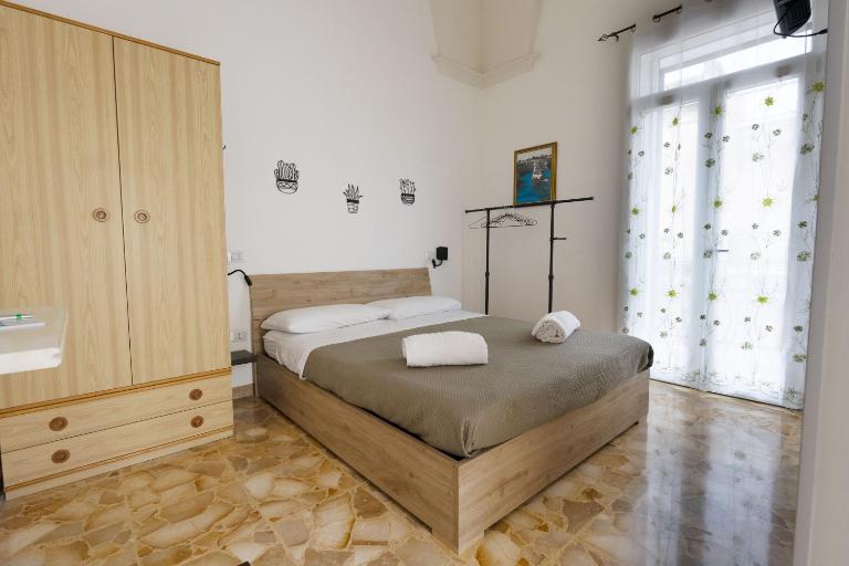 Stanza storica Gran stella leccese, A7passi da " camera con bagno e balconcino privato e con ingresso semi-indipendente - wi-fi " - B&B Lecce