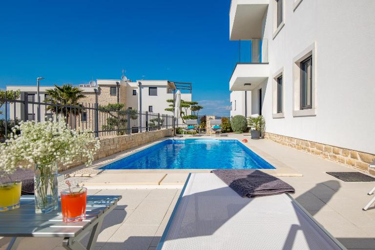 Luxury apartment Hyperion with private pool and garden - B&B Murter