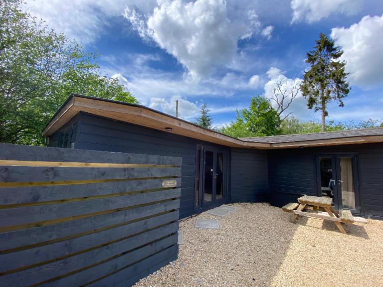 Hunters Hideaway Lodge - Private Hot Tub - Infrared Sauna - Dog Friendly - B&B Warminster