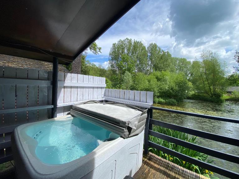 Magpie 1 Hot Tub HuntersMoon-Warminster-Bath-Wiltshire - B&B Warminster