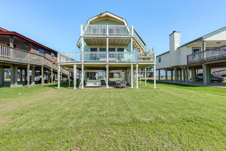 Ocean Access + BBQ Pit: Surfside Beach Family Home - Bed and Breakfast Surfside Beach