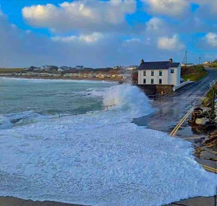 Top Floor Retreat Portmor- Sea, Beach & Balcony - Chambres d'hôtes Slievebane