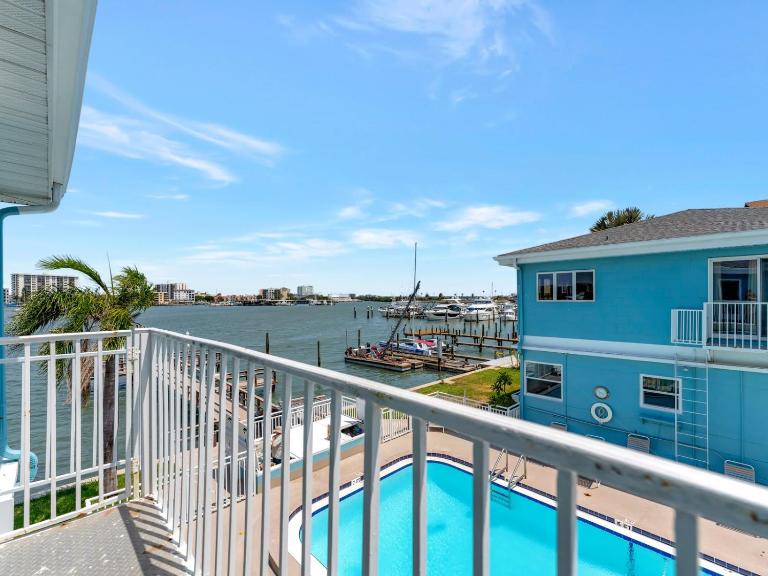 The Boho Waterview w Balcony BBQ & Heated Pool - B&B Clearwater Beach