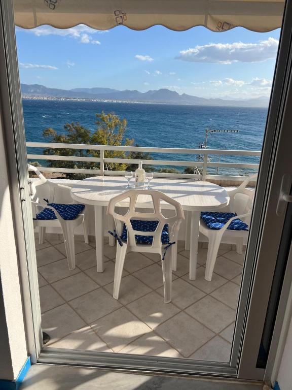 Atlas Apartment with Private Beach and SeaView Blue - Bed and Breakfast Loutráki