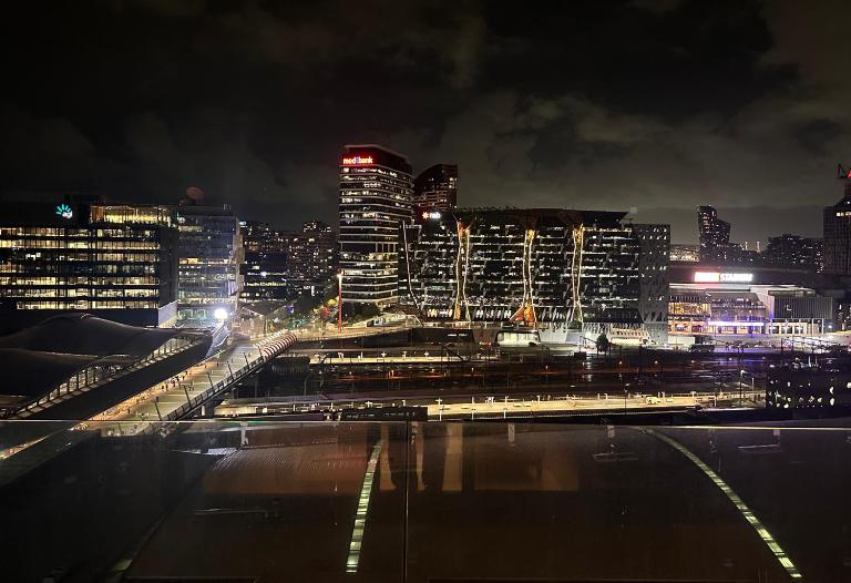 Melbourne City Abode - 15th floor skyline views, Heated indoor pool, 1 Bedroom, 1 Sofa-bed living room, Balcony, Kitchen, Bath, Sauna & Gym - 60 sqm of suite like space - B&B Melbourne
