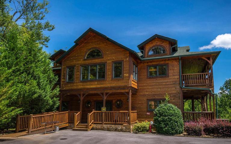 Theater! Pool Table! & Hot Tub! - Bearskin Lodge - B&B Gatlinburg