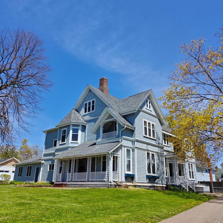 Andy's Blue House - B&B Charlottetown