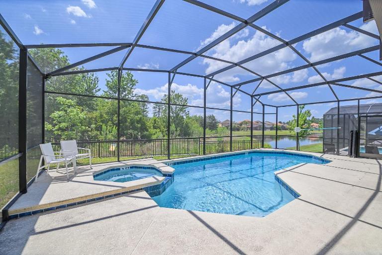 Upstay 9BR Disney Retreat w Pool, BBQ & Hot Tub - Chambres d'hôtes Kissimmee