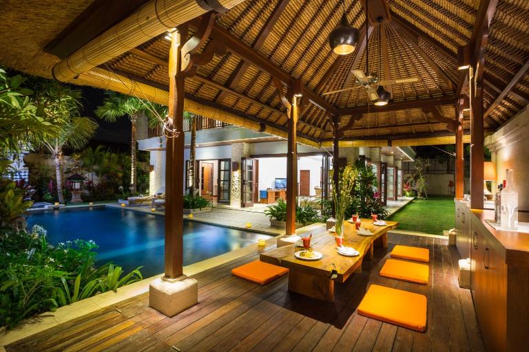 LA-BALI Villa Sanur, Spacious & Large, Private Pool, Pool Table, 5-Minutes walk to the Beach, Free Laundry, Private Cook, Massage, Daily Tour - Bed and Breakfast Kelurahan Sanur