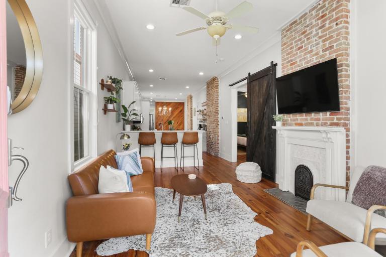 Upscale 3 Bed 2 Bath Private Home in Uptown New Orleans! Close to Magazine Street, Universities, & French Quarter - B&B New Orleans