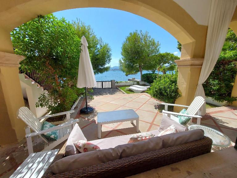 CASA FARO Spacious, Ground Floor Property on the Pine Walk, Covered terrace with Sea Views. Wifi/Air Con - B&B Pollença