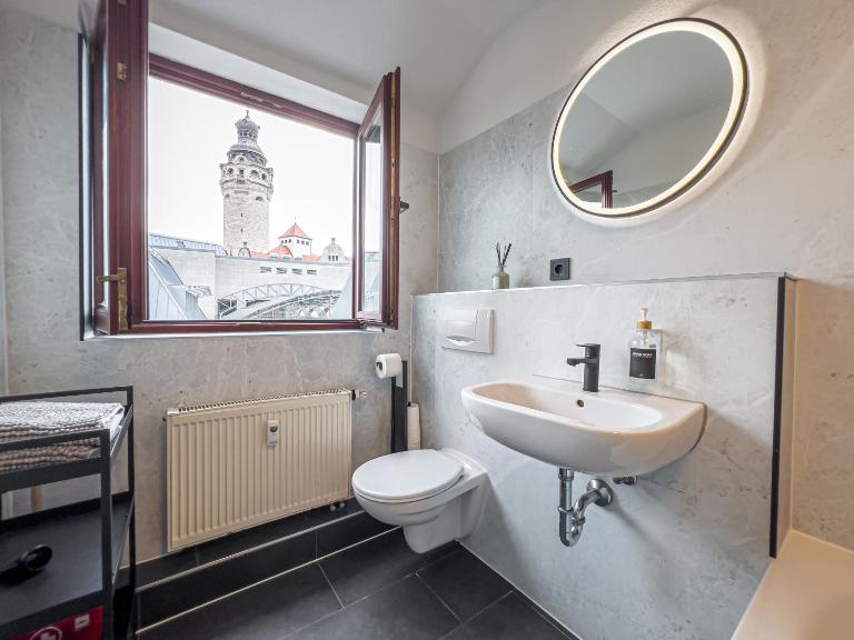 Rathausblick – Moderne Ferienwohnung mit 2 Schlafzimmern, Küche, Bad, Waschmaschine & Trockner mitten in der Innenstadt - Ferienwohnung Leipzig