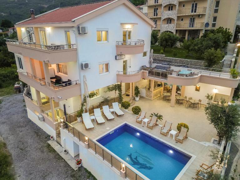 Villa Lux Rajović - Bed and Breakfast Budva