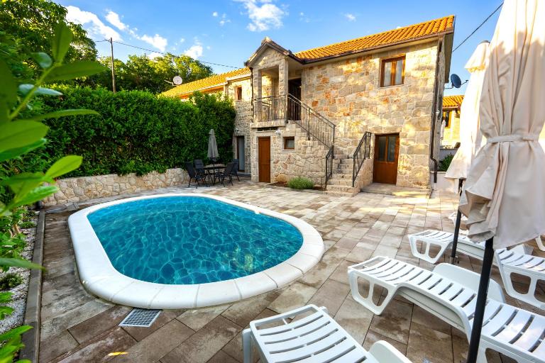 Romantic Stone House with a pool - Bed and Breakfast Zmijavci