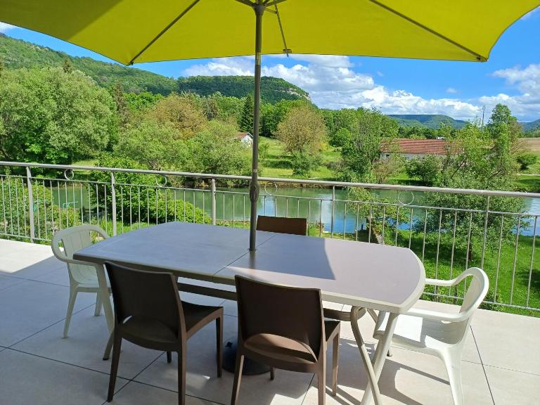 Maison de Vacances - vue panoramique rivière - Chambres d'hôtes Ornans