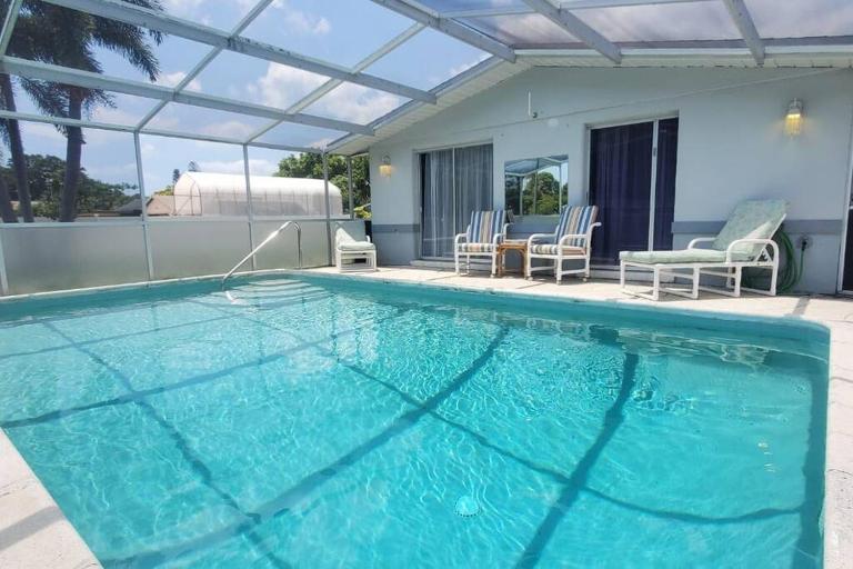 Entire home with pool & beach 5 min away! - B&B Englewood