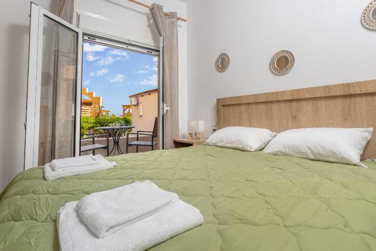 Seaside Escape - Steps to the Sand!- DionysiaSea Apts 3 - Bed and Breakfast Gázi