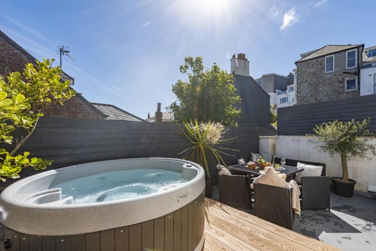 Azenor House - Central Location - Hot Tub - Free Parking & WiFi - 3 Pets Accepted - B&B Saint Ives