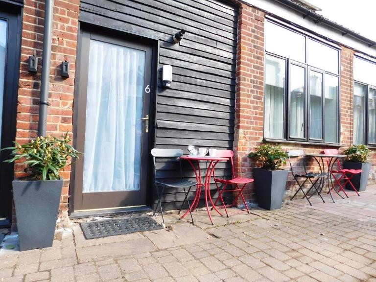 Quiet courtyard Lodge6, outside seating & parking - B&B Norwich