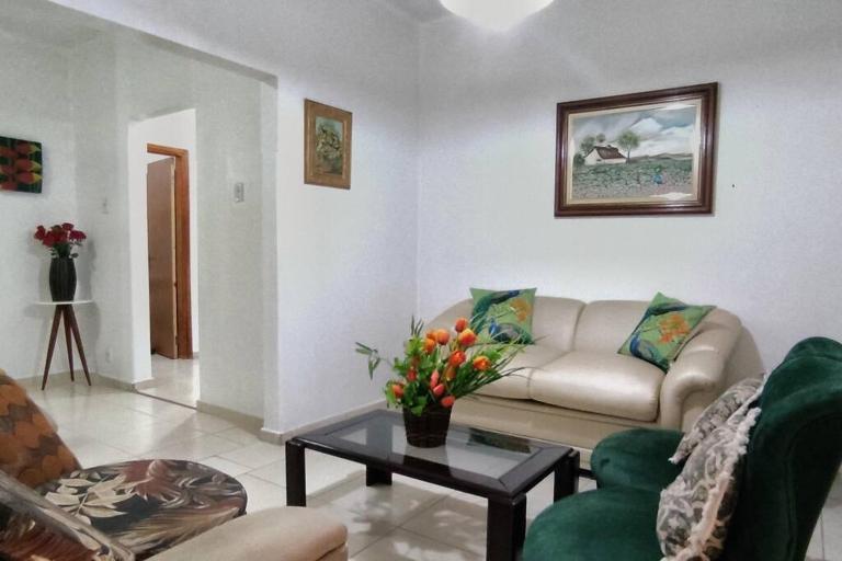Casa da vovó, 3 quartos, jardim e 2 vagas de garagem - Ferienwohnung Goiânia