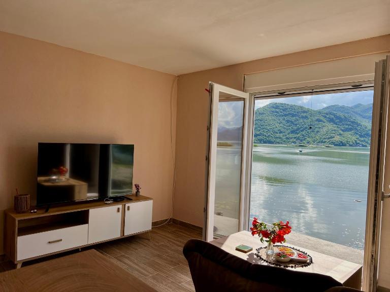 Lakeside Harmony Apartment - B&B Golubovci