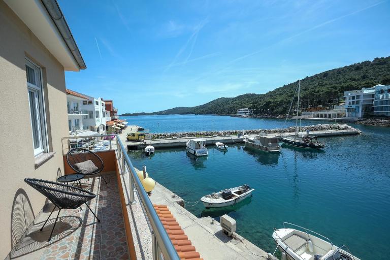 Exceptional Apartment Juniper, FIRST ROW TO THE SEA - B&B Božava