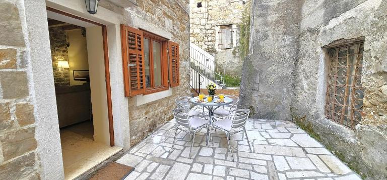 Lovely stone cottage, 100m to beach, in heart of Old Town -Noa Cottage - B&B Kutleše