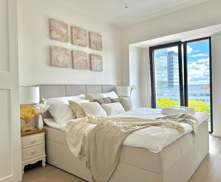 Rentero NEW Modern, River View APT near Prague City Center - Chambres d'hôtes Prague