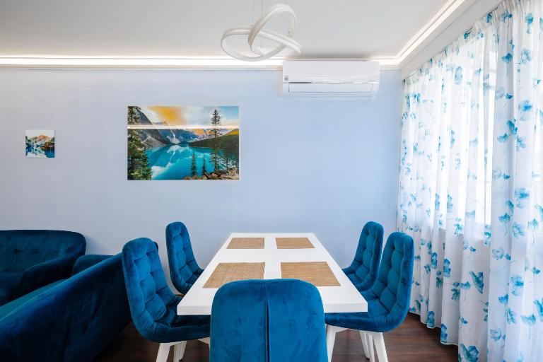 Feel at Home - Central 2BD Flat with Parking by Flat Mаnager - B&B Sofia