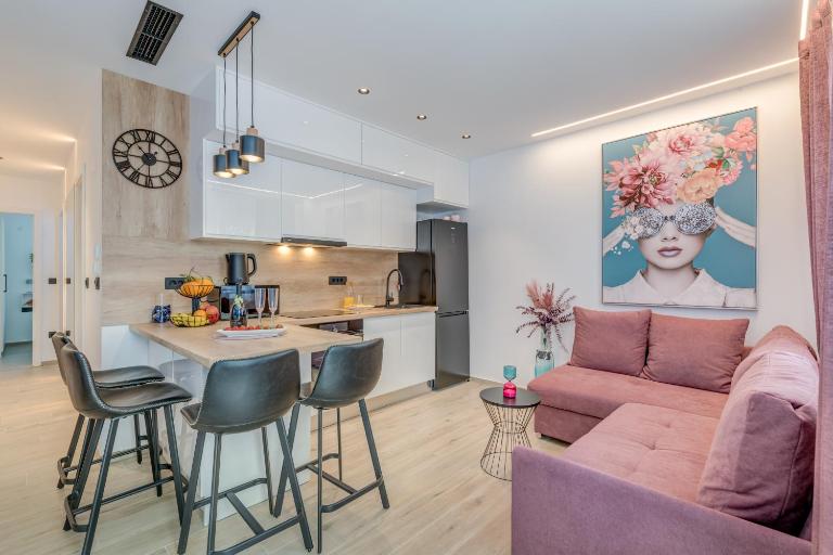 Modern two-bedroom apartment Iva Stobrec - Ferienwohnung Split