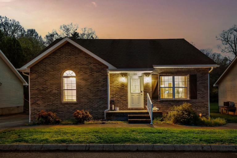 Creekside Cottage with a Hot Tub - Bed and Breakfast Pigeon Forge